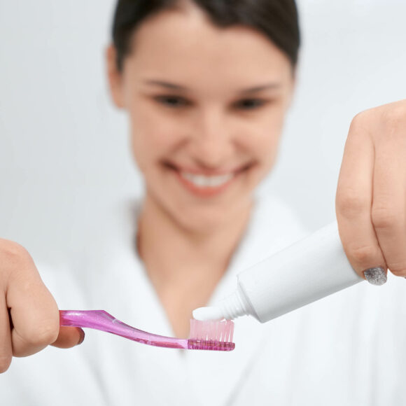 La corretta tecnica di spazzolamento: come pulire i denti in modo efficace ed evitare problemi