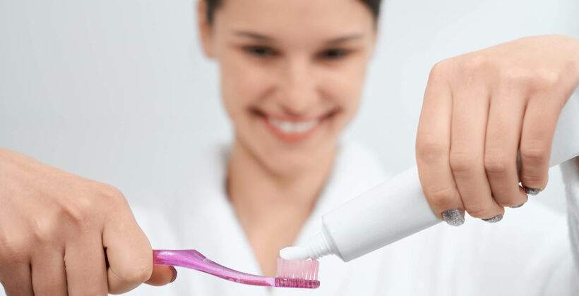 La corretta tecnica di spazzolamento: come pulire i denti in modo efficace ed evitare problemi